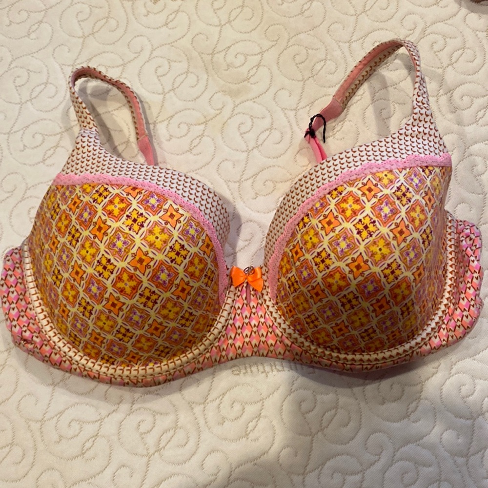 Victoria’s Secret Body by Victoria lined demi